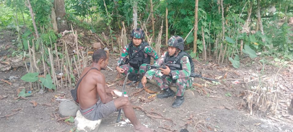 Menjalin Kekeluargaan, Satgas Yonif 132/BS Anjangsana Ke Kp.Banda.