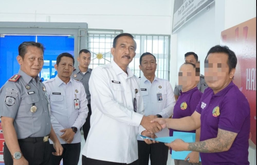 Kanwil Kemenkumham Riau Serahkan Remisi Waisak 2025 di Lapas Narkotika Rumbai