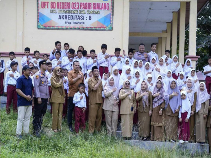 Wakil Bupati Kampar Tinjau SD Rusak dan Terkendala Listrik di Kampung Baru