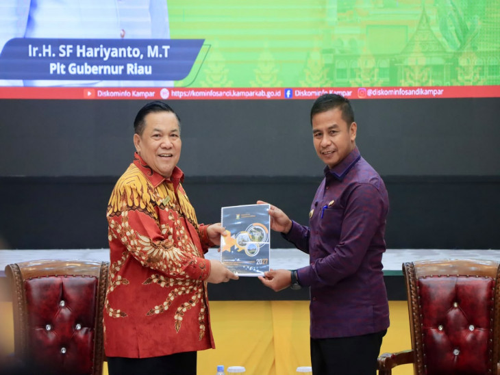 Serahkan Data Pajak dan Tinjau Kopdes MP, Bupati Kampar Ahmad Yuzar Sambut Kunjungan Kerja Plt Gubri ke Kampar
