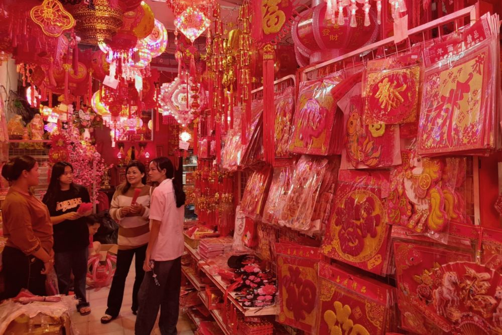 Pusat Aksesoris Imlek di Jalan Juanda: Lampion dan Miniatur Shio Jadi Incaran Utama